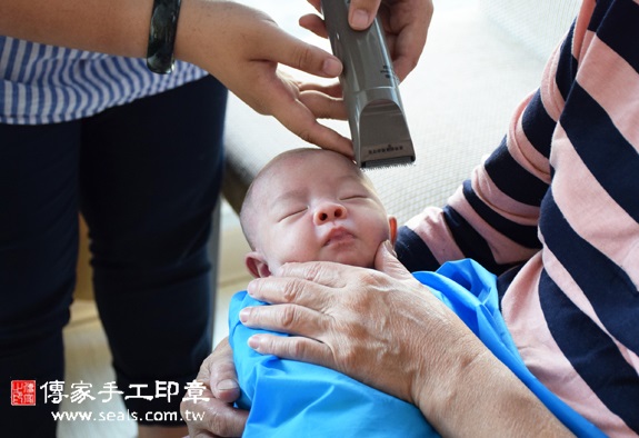 林寶寶(台中北區到府嬰兒寶寶滿月剃頭理髮、免費到府嬰兒剃胎毛儀式吉祥話)。到府剃頭剃胎毛主持、專業拍照、DVD光碟、證書。★購買「臍帶章、肚臍章、胎毛筆刷印章」贈送：剃頭、收涎、抓周，三選一。2015.11.04 照片21